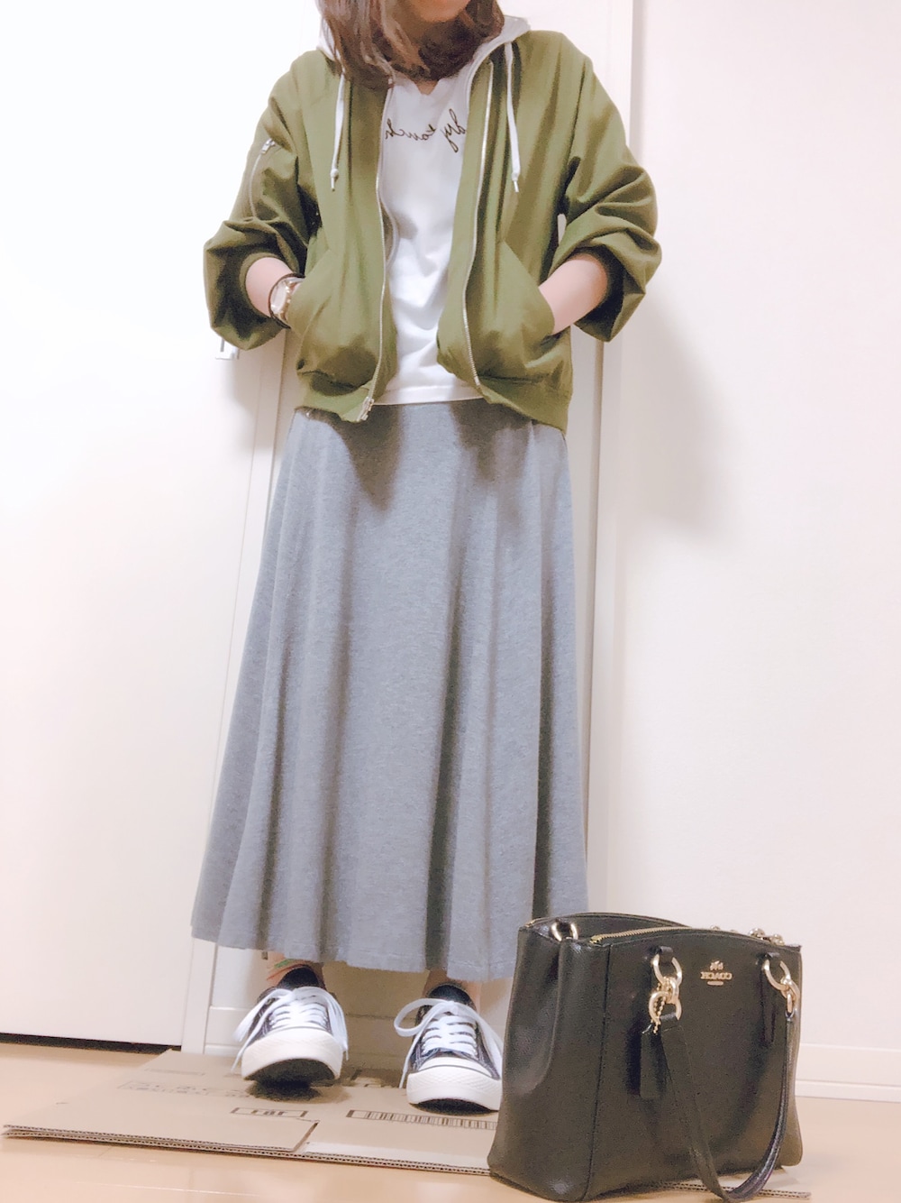 「MA-1、GAP、グレー、カーキ、白Tシャツ、ワンウェイ、しまむら、コーチ(COACH)、黒、おしゃれさんと繋がりたい」｜「one wayのアイテム（MA-1、グリーン系）」を使った、涼菜さん（レディース・153cm）の春コーディネートの1枚目の写真