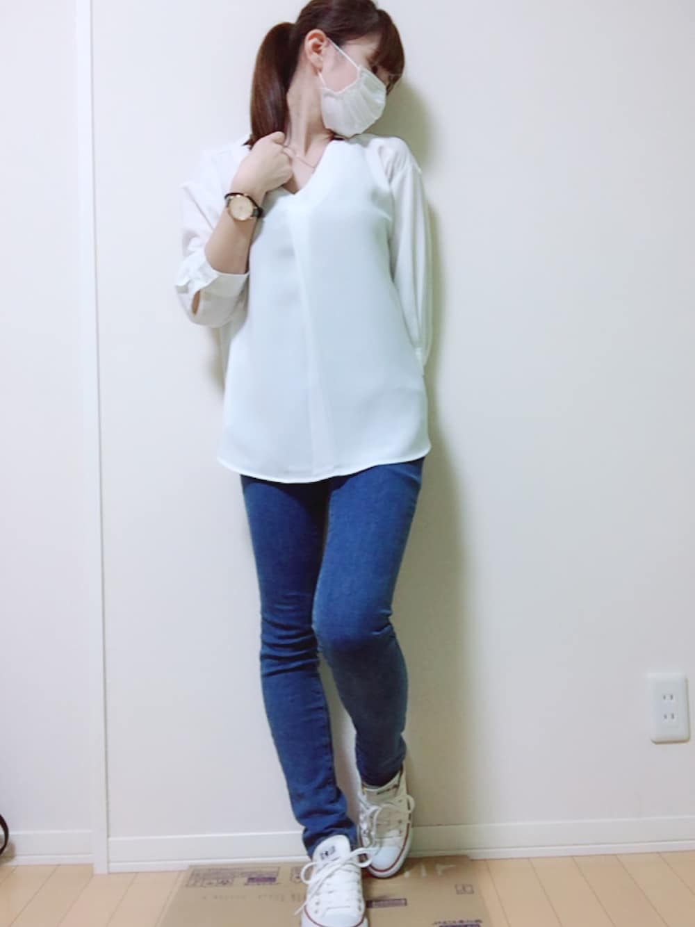 「白、デニム、ブラウス、GU、コンバース、ted baker、おしゃれさんと繋がりたい」｜「GUのアイテム（シャツ/ブラウス、ホワイト系）」を使った、涼菜さん（レディース・153cm）の秋コーディネートの1枚目の写真