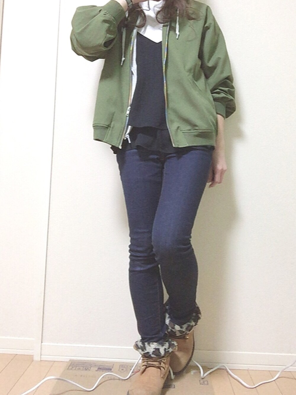 「GU、UNIQLO、ted baker、oneway、ティンバーランド、白Tシャツ、黒、デニム、MA-1、パーカー」｜「？のアイテム（ネックレス、ゴールド系）」を使った、涼菜さん（レディース・153cm）の秋コーディネートの1枚目の写真