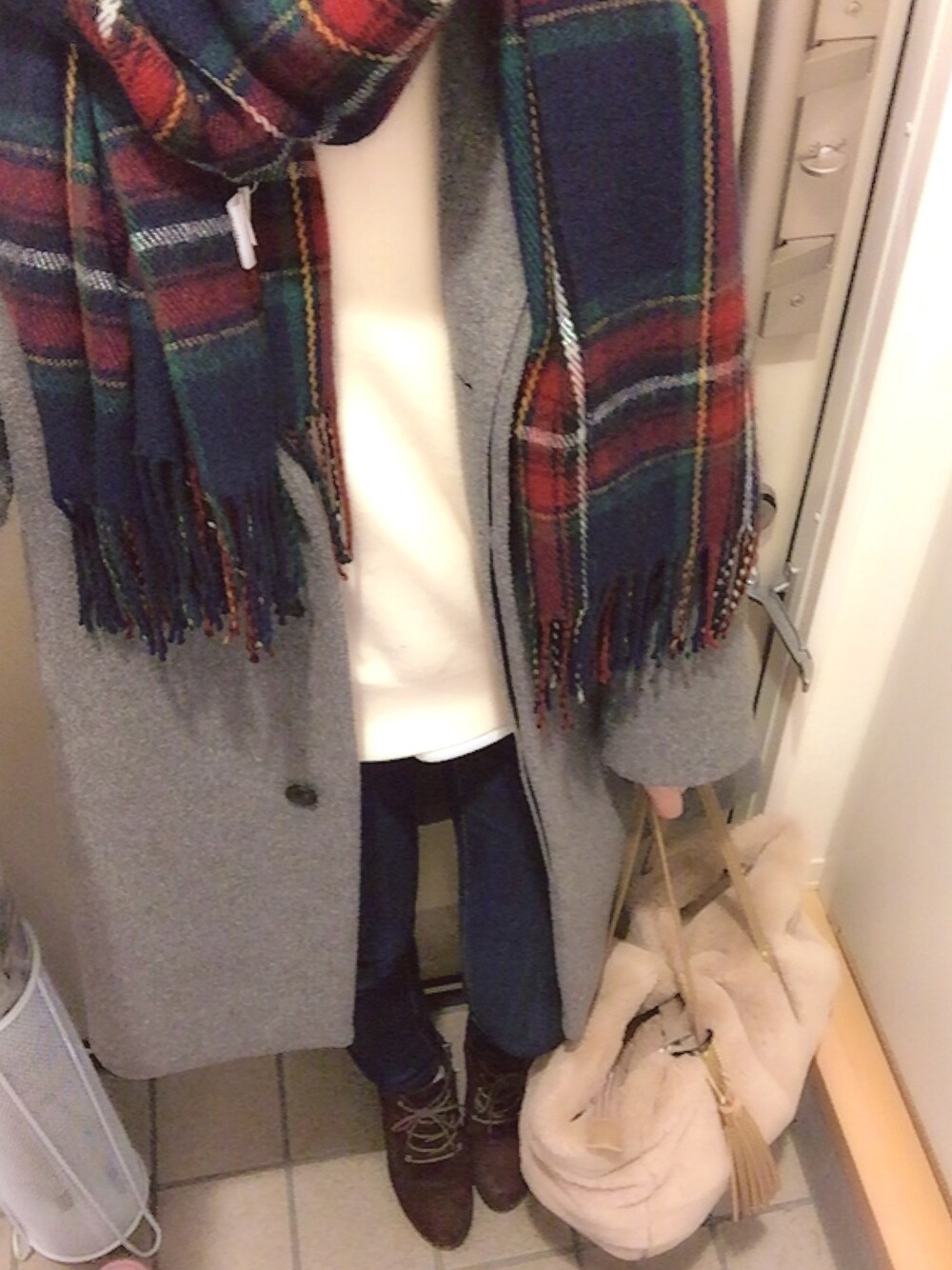 「デニム、ニット、シャツ、ベージュ、白、御朱印、おしゃれさんと繋がりたい」｜「LOWRYS FARMのチェックストール　569341（ストール/ショール、ブルー系）」を使った、涼菜さん（レディース・153cm）の冬コーディネートの1枚目の写真