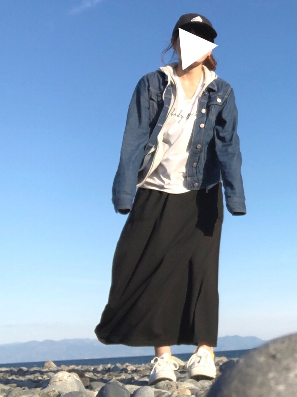 「キャップ、デニムジャケット、黒スカート、白スニーカー、三保の松原、おしゃれさんと繋がりたい」｜「adidasのアイテム（ニットキャップ/ビーニー、ブラック系）」を使った、涼菜さん（レディース・153cm）の春コーディネートの1枚目の写真