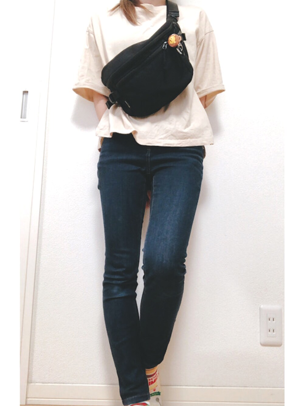 「ベージュ、デニム、白、黒、ウエストポーチ」｜「LOWRYS FARMのシンプルロゴＴＥＥ　843397（Tシャツ/カットソー、ベージュ系）」を使った、涼菜さん（レディース・153cm）の秋コーディネートの1枚目の写真