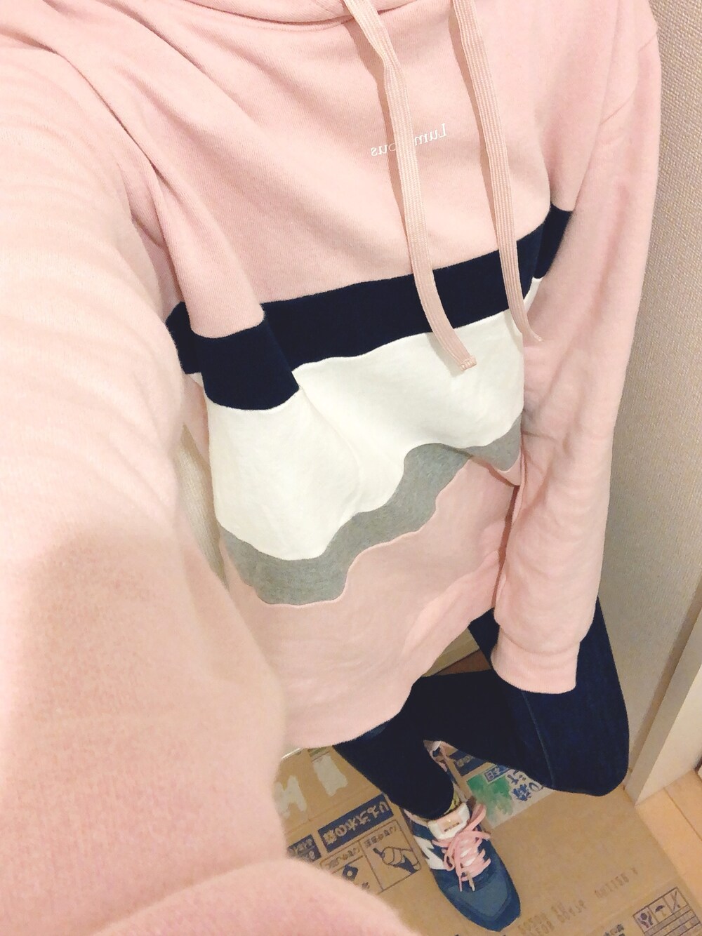 「ピンク、紺、メンズパーカー、デニム、おしゃれさんと繋がりたい」｜「THE SHOP TK のコットンスウェットカラーブラックパーカ（パーカー、ピンク系）」を使った、涼菜さん（レディース・153cm）の秋コーディネートの1枚目の写真