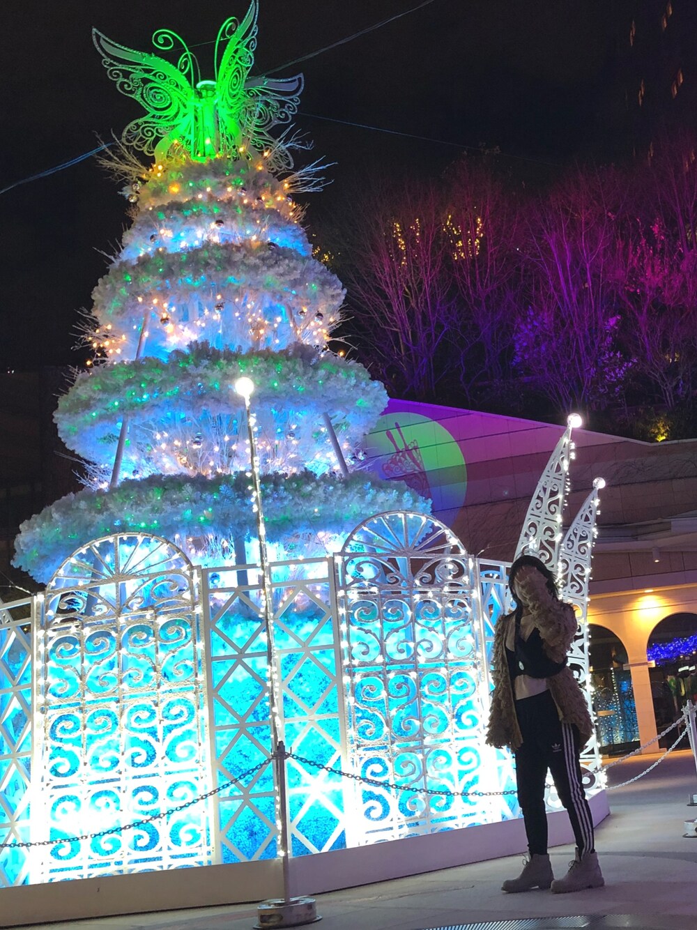 ブラック系のパンツ、ブラック系のキャミソール、グレー系のブーツを着用したレディースの冬コーディネートの1枚目の写真