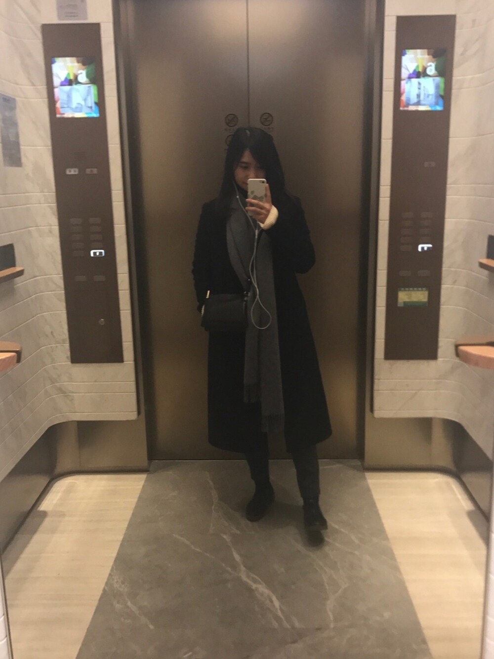 「initialのアイテム（ダウンジャケット/コート、ブラック系）」を使った、吃豆人召唤师さん（レディース・165cm）の春コーディネートの1枚目の写真