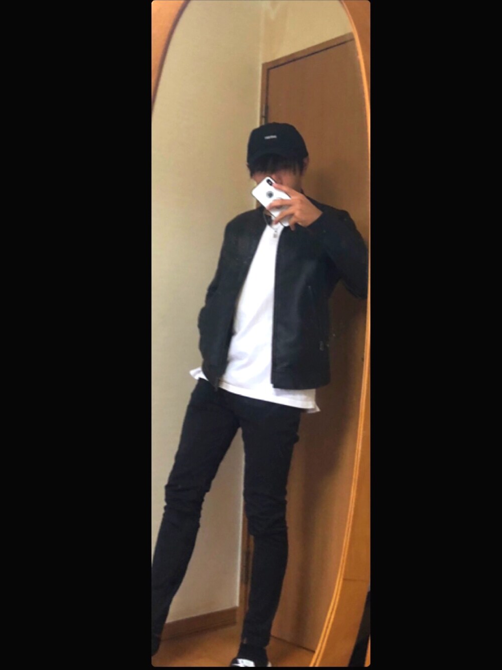 「ライダース、白黒、キャップ」｜「GUのアイテム（Tシャツ/カットソー、ホワイト系）」を使った、あゆむさん（メンズ・168cm）の夏コーディネートの1枚目の写真