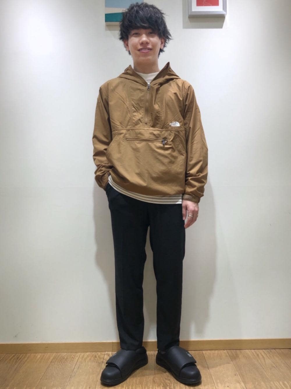 ブラック系のスニーカー、ホワイト系のTシャツ/カットソー、ブラック系のその他パンツを着用したメンズの春コーディネートの1枚目の写真