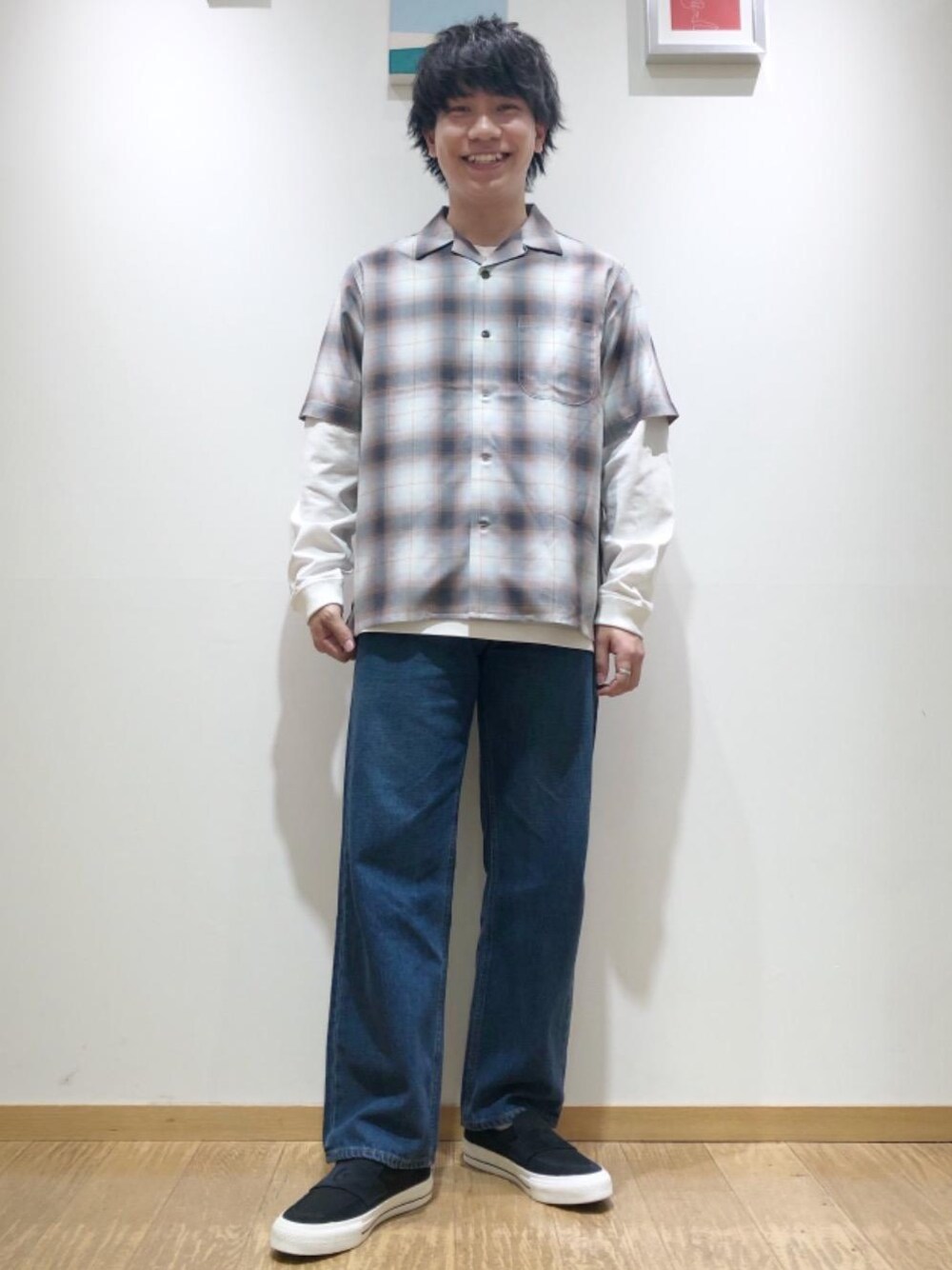 ブルー系のデニムパンツ、ホワイト系のTシャツ/カットソー、ブラック系のスニーカーを着用したメンズの春コーディネートの1枚目の写真