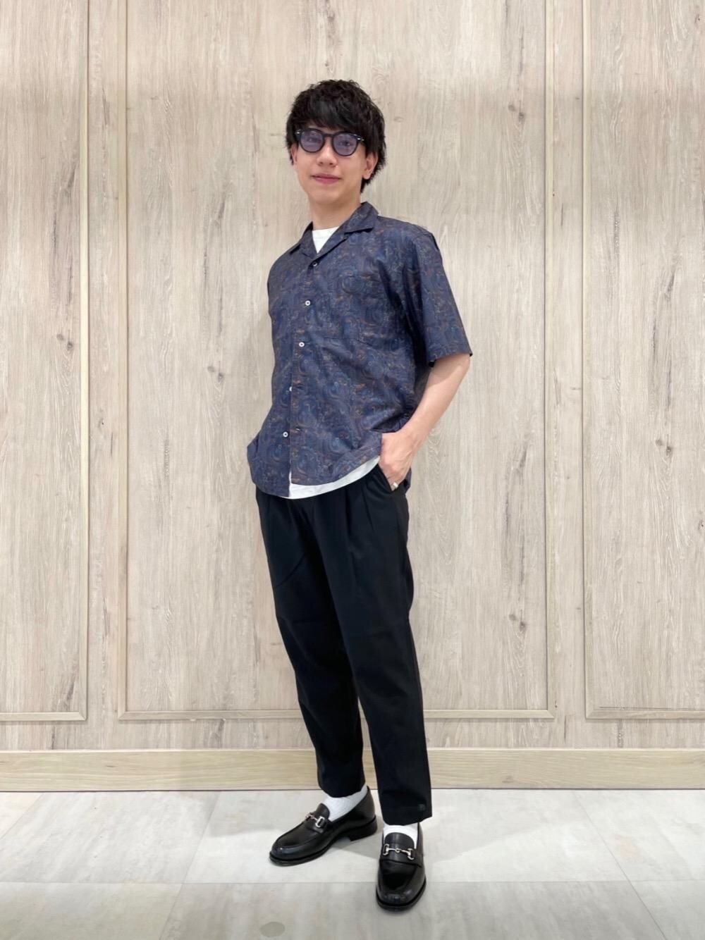 ブラック系のその他パンツ、ブルー系のシャツ/ブラウス、ホワイト系のTシャツ/カットソーを着用したメンズの夏コーディネートの1枚目の写真