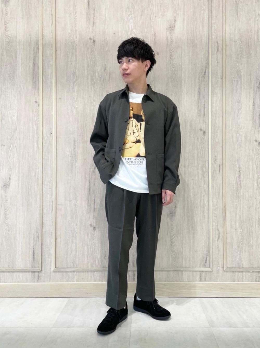 その他のスニーカー、ホワイト系のTシャツ/カットソー、ブラウン系のその他パンツを着用したメンズの夏コーディネートの1枚目の写真