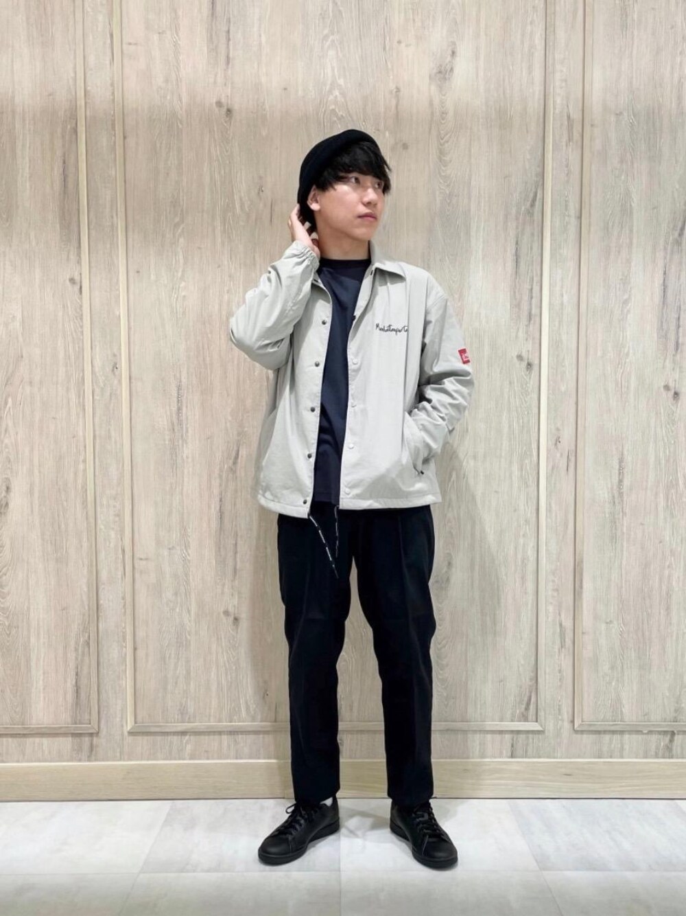 グレー系のブルゾン、グレー系のTシャツ/カットソー、ブラック系のその他パンツを着用したメンズの秋コーディネートの1枚目の写真