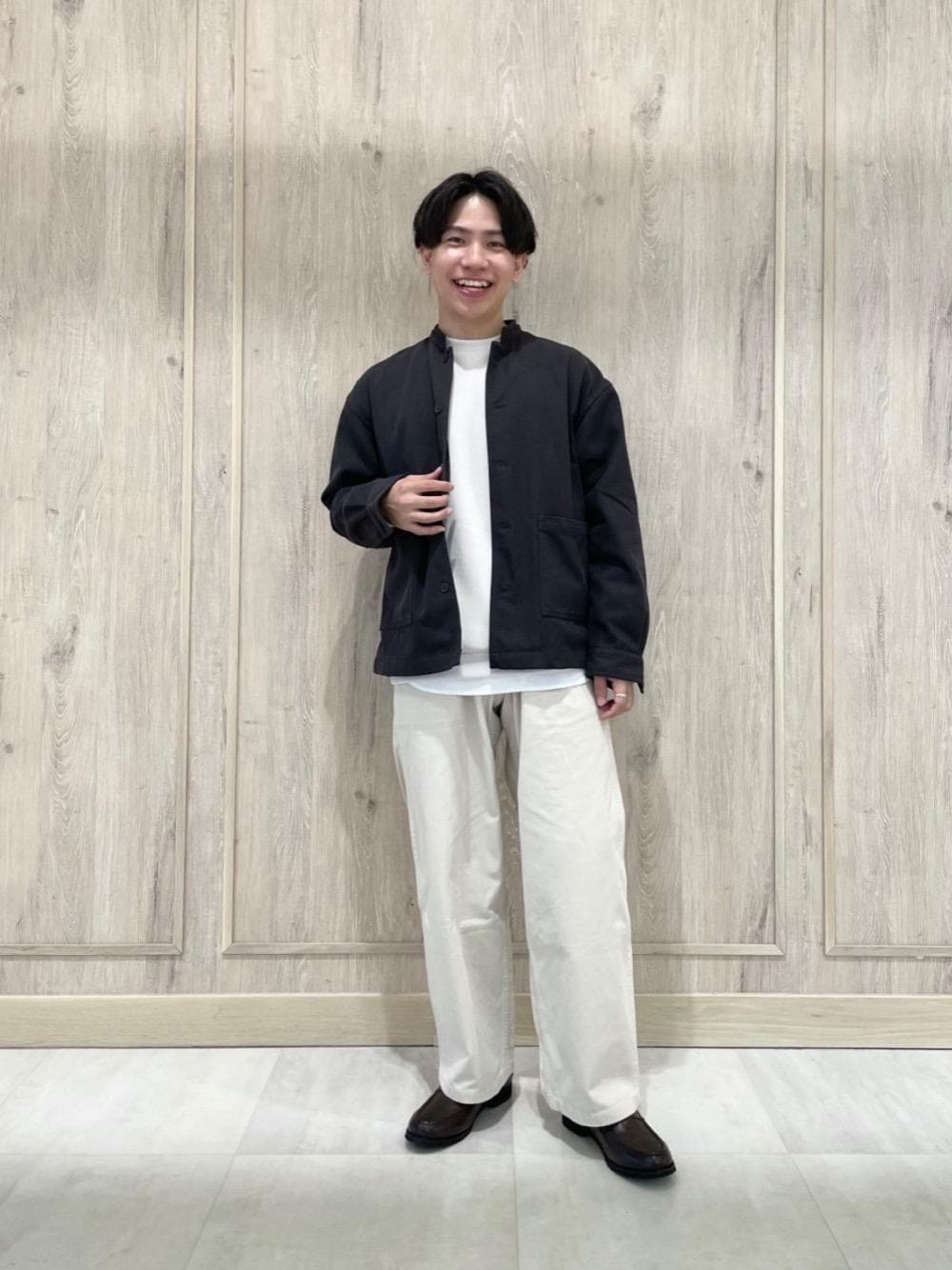 ブラウン系のローファー、グレー系のその他トップス、グレー系のその他パンツを着用したメンズの秋コーディネートの1枚目の写真
