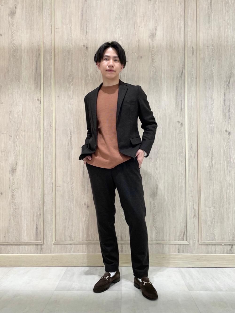 ブラウン系のその他パンツ、ブラウン系のテーラードジャケット、ブラウン系のローファーを着用したメンズの秋コーディネートの1枚目の写真