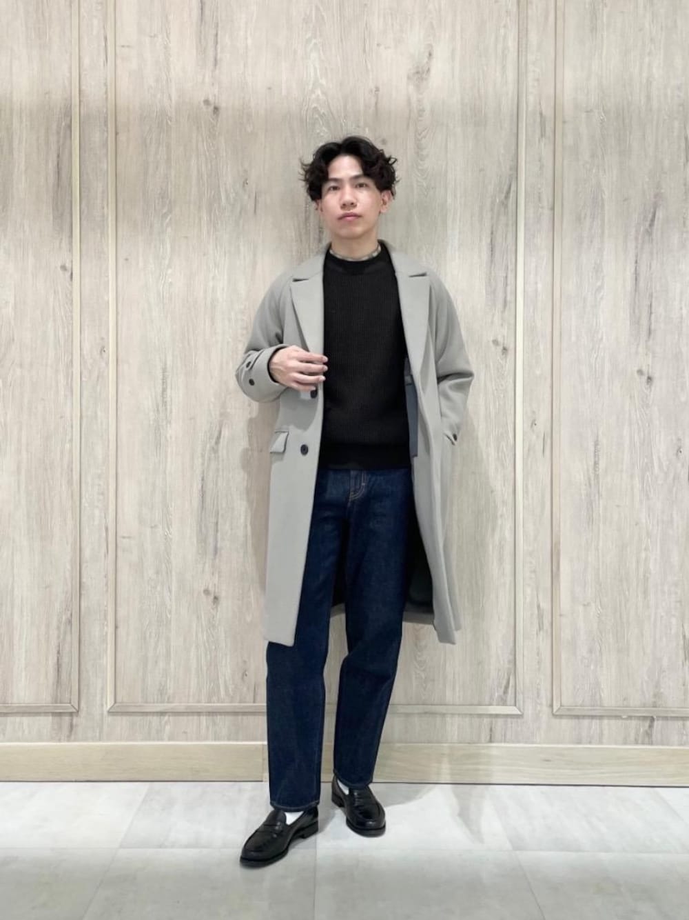 ベージュ系のチェスターコート、ブラウン系のシャツ/ブラウス、ブラウン系のニット/セーターを着用したメンズの冬コーディネートの1枚目の写真