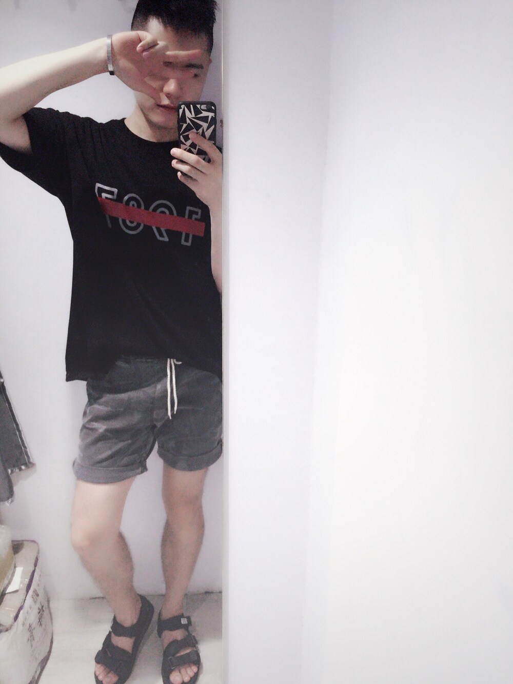 「zinifのアイテム（Tシャツ/カットソー、ブラック系）」を使った、天秤1981さん（メンズ・175cm）の夏コーディネートの1枚目の写真