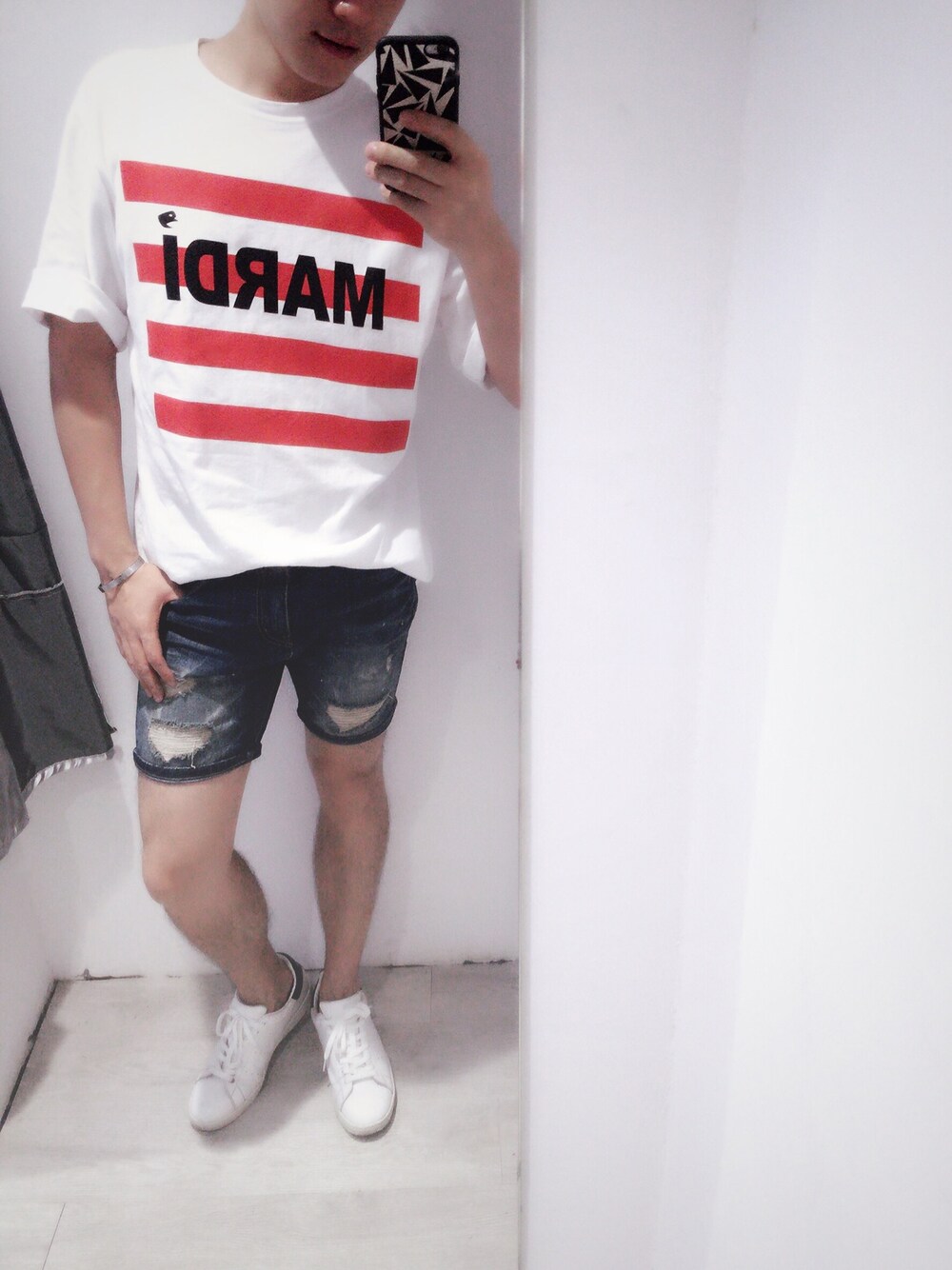 「zinifのアイテム（Tシャツ/カットソー、ホワイト系）」を使った、天秤1981さん（メンズ・175cm）の夏コーディネートの1枚目の写真