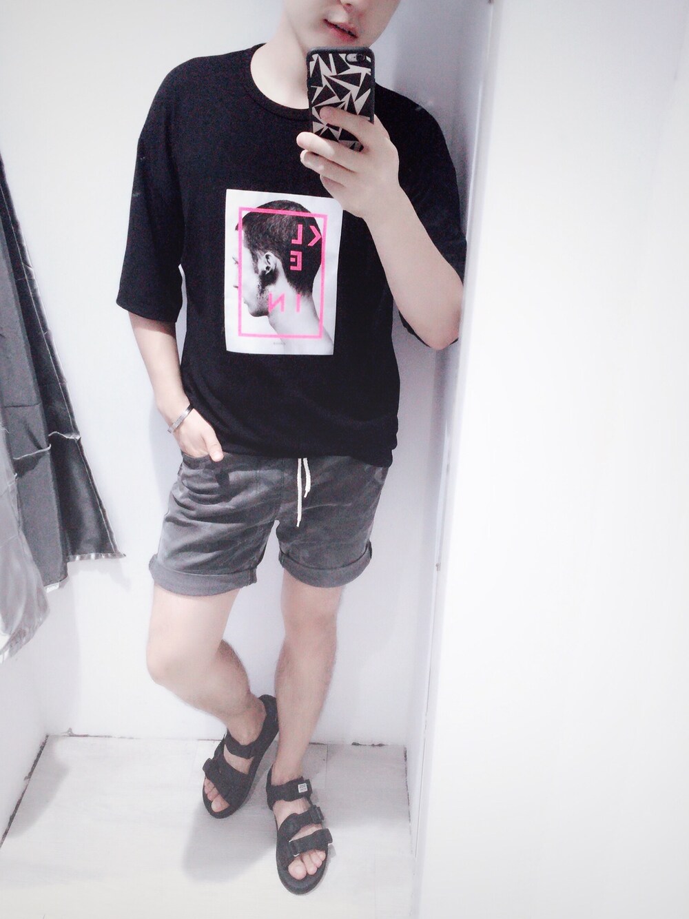 「zinifのアイテム（Tシャツ/カットソー、ブラック系）」を使った、天秤1981さん（メンズ・175cm）の夏コーディネートの1枚目の写真