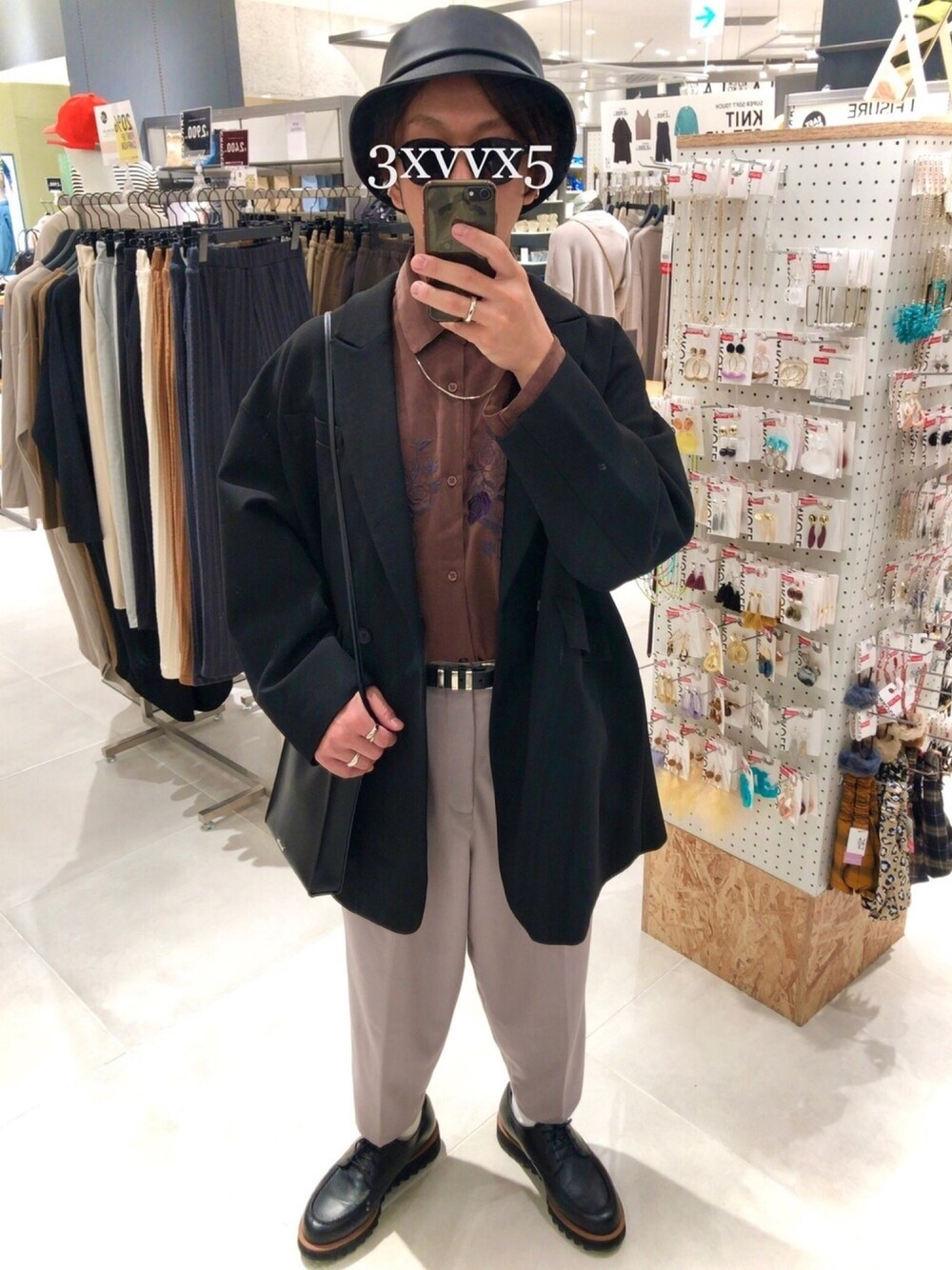 ブラック系のテーラードジャケット、ブラウン系のシャツ/ブラウス、グレー系のその他パンツを着用したメンズの春コーディネートの1枚目の写真