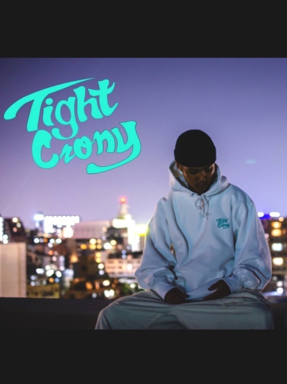 ホワイト系のサロペット/オーバーオール、ホワイト系のパーカー、ブラック系のニットキャップ/ビーニーを着用したメンズの秋コーディネートの1枚目の写真