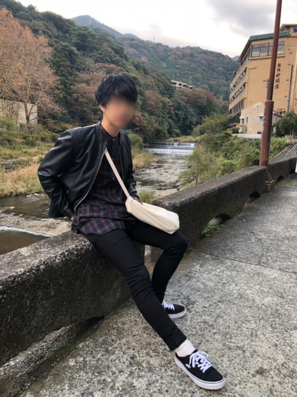 「クロスキニー、ショルダーバック、リドム、高校生、バンズ、チェックシャツ、黒、スニーカー」｜「LIDNMのアイテム（シャツ/ブラウス、ブラック系）」を使った、ネコのさん（メンズ・172cm）の秋コーディネートの1枚目の写真