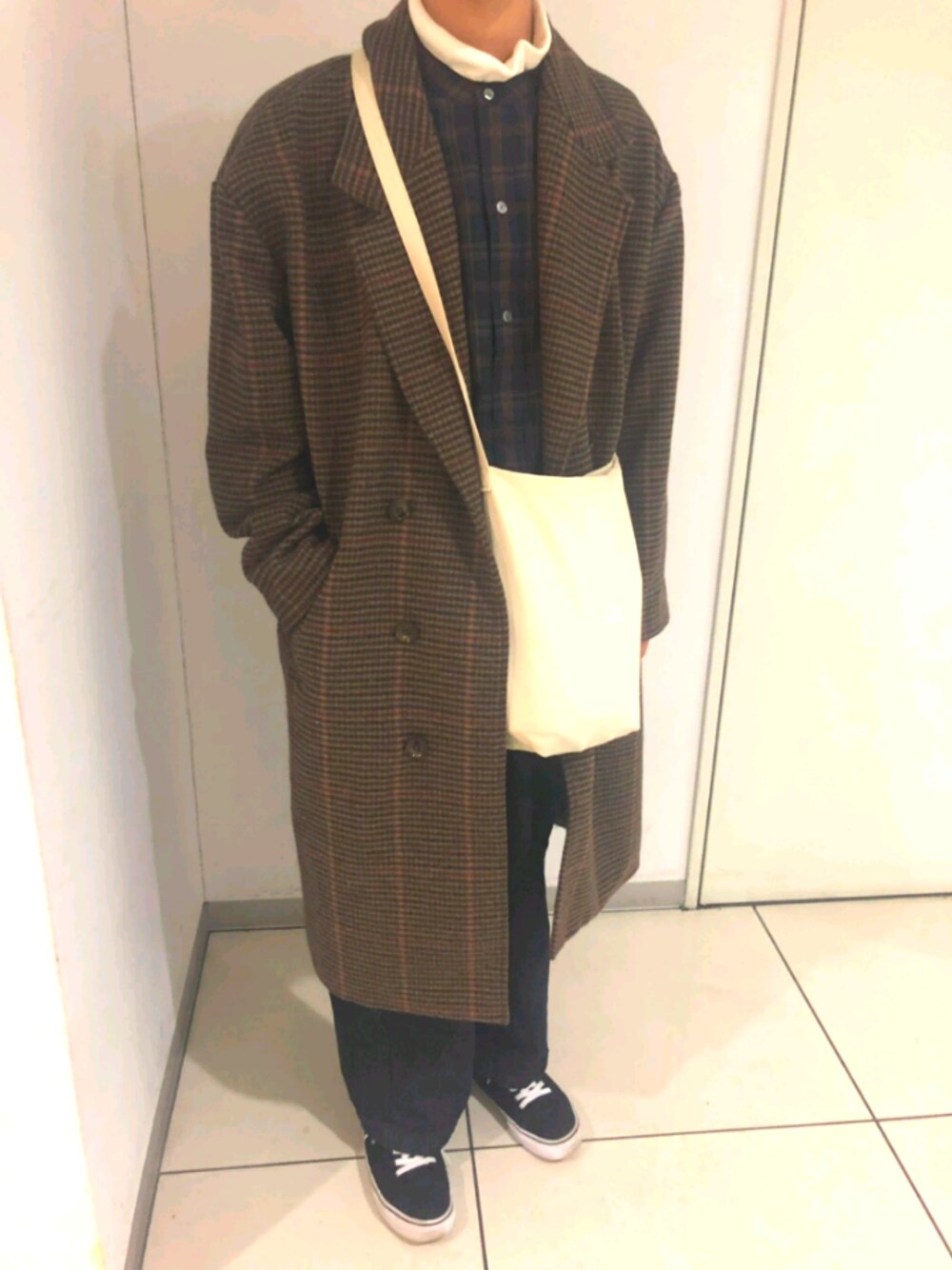 「お気に入りの服でデートに行こう、リドム、コート、高校生、クティール、VANS」｜「LIDNMのLIDNM/リドム/マイクロスエードショルダーバッグ（ショルダーバッグ、ホワイト系）」を使った、ネコのさん（メンズ・171cm）の冬コーディネートの1枚目の写真