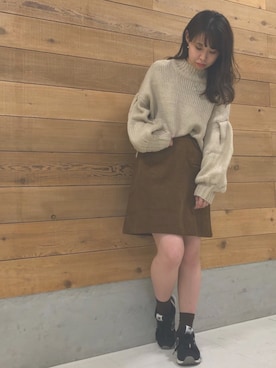 スニーカーを使った ブラウンスカート の人気ファッションコーディネート 髪型 セミロングヘアー Wear