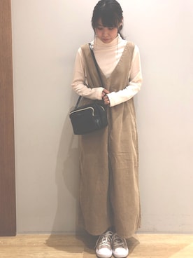 「earth music&ecology（アースミュージックアンドエコロジー）のアイテム（スニーカー）」を使った、MIKA◎さん（レディース・152cm）の秋コーディネート