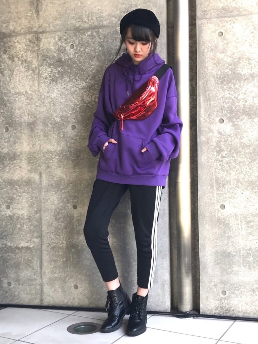 「パープル、パーカー、メタリック、ボディバッグ、ベレー帽、ビッグシルエット、コーデュロイ、ストリート服が好き、中学生、お目立ちネオンコーデ」｜「DEVICEのアイテム（ハンチング/ベレー帽、ブラック系）」を使った、前田優衣さん（レディース・171cm）の秋コーディネートの1枚目の写真