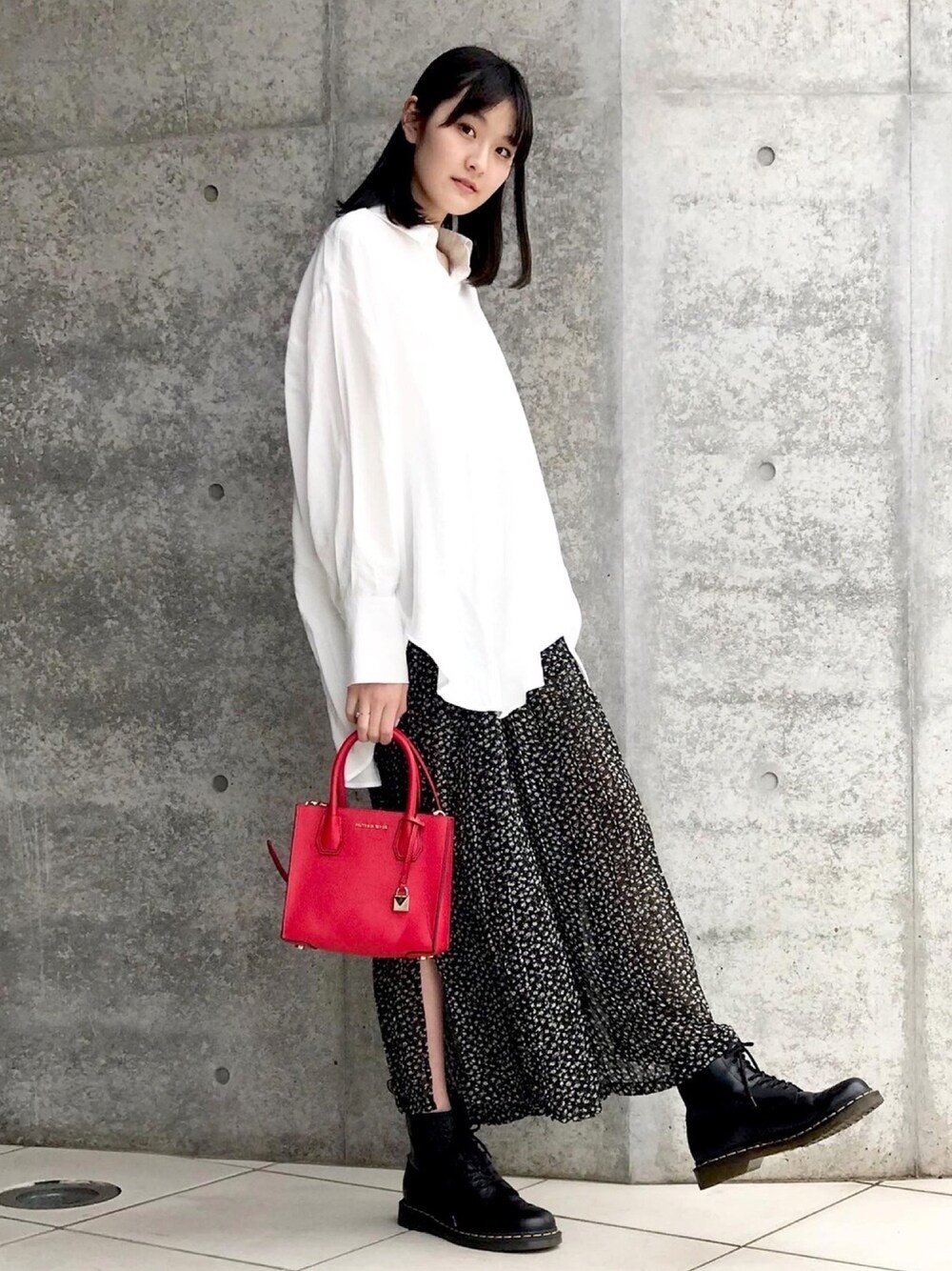 「プリーツパンツ、はるコーデ、春コーデ、白シャツ、ZARA、jouetie、大人カジュアル、赤バック、レッド、シャツ」｜「ZARAのアイテム（シャツ/ブラウス、ホワイト系）」を使った、前田優衣さん（レディース・172cm）の春コーディネートの1枚目の写真