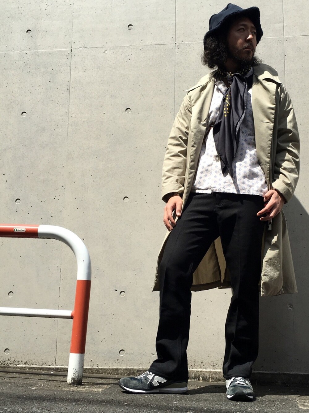 「supreme、ドット、Wrangler、Danton、New Balance、シンプル、ポリパン、パジャマシャツ、パジャマ」｜「SASQUATCHfabrix.のアイテム（マフラー、ブラック系）」を使った、crementyさん（メンズ・172cm）の春コーディネートの1枚目の写真