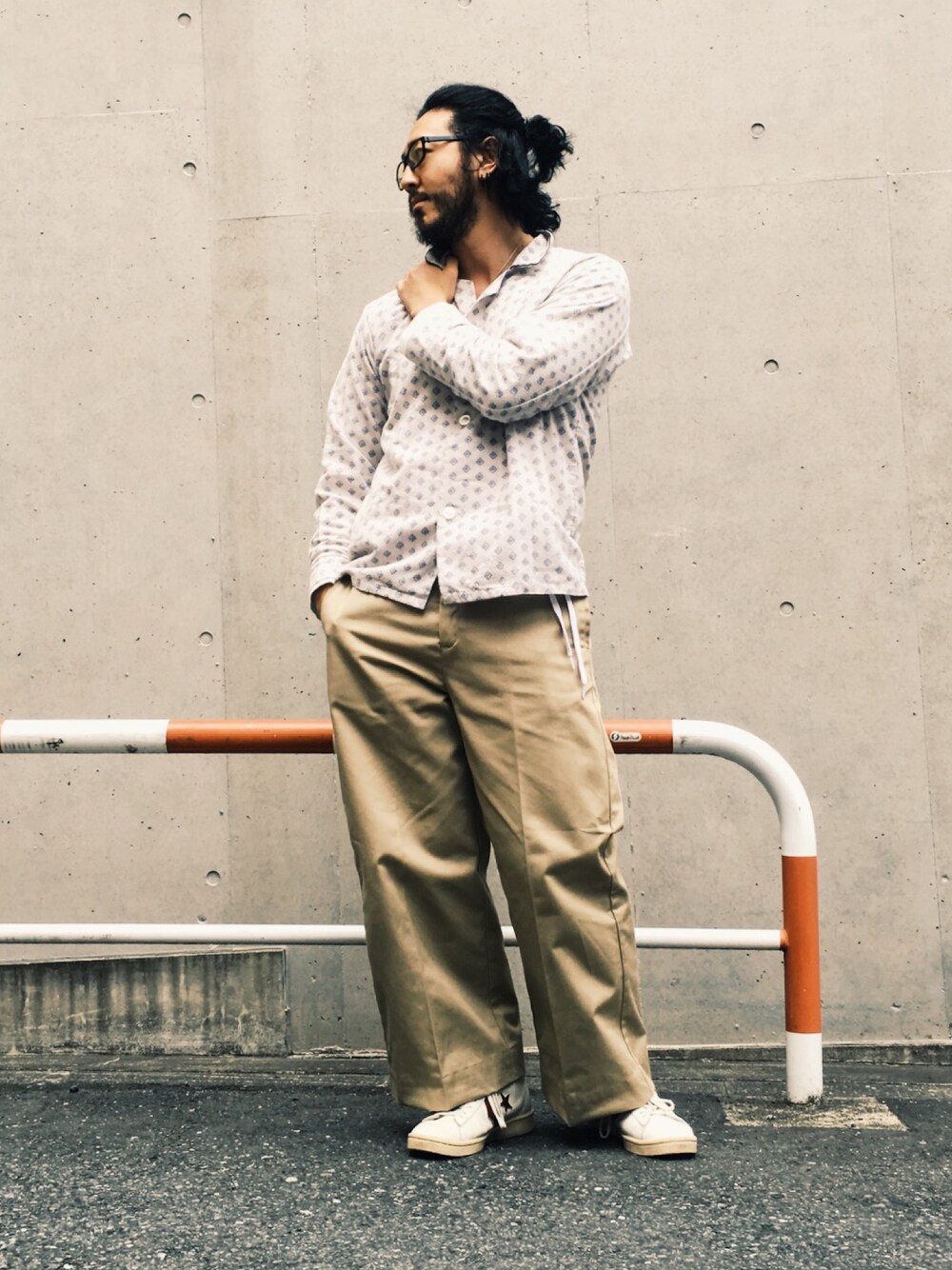 「春、パジャマ、パジャマシャツ、カジュアルコーデ、スニーカー、prolether、70’s、古着、古着MIX、アメカジ」｜「VINTAGEのアイテム（シャツ/ブラウス、ホワイト系）」を使った、crementyさん（メンズ・172cm）の春コーディネートの1枚目の写真