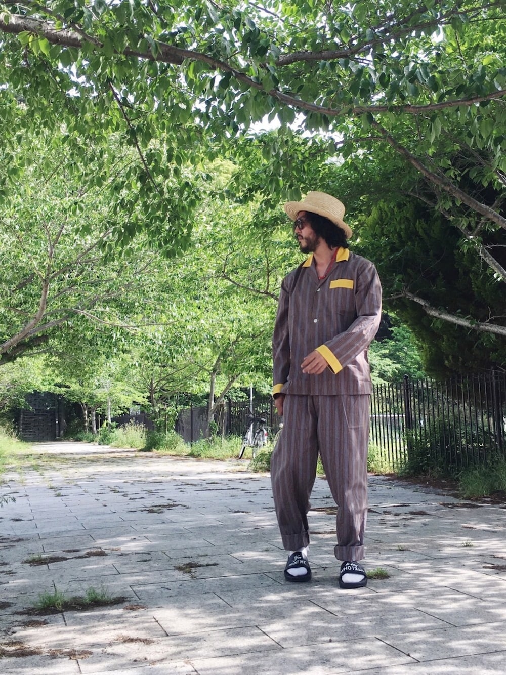 「休日スタイル、パジャマ、古着MIX、サンダル、シャワーサンダル、ベナッシ、緑、新緑、田舎、ラフ」｜「Flying cloud hat armish hatのアイテム（ハット、ベージュ系）」を使った、crementyさん（メンズ・172cm）の春コーディネートの1枚目の写真