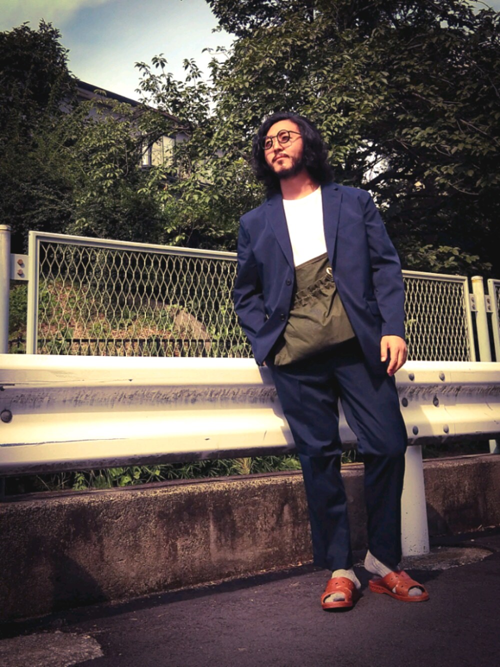 「便所サンダル、サンダル、サンダルに靴下、セットアップ、ジャケット、ﾏﾙﾒｶﾞﾈ、ビッグサイズ、ワイドシルエット、夏」｜「UNIQLOのアイテム（テーラードジャケット、ブルー系）」を使った、crementyさん（メンズ・172cm）の夏コーディネートの1枚目の写真
