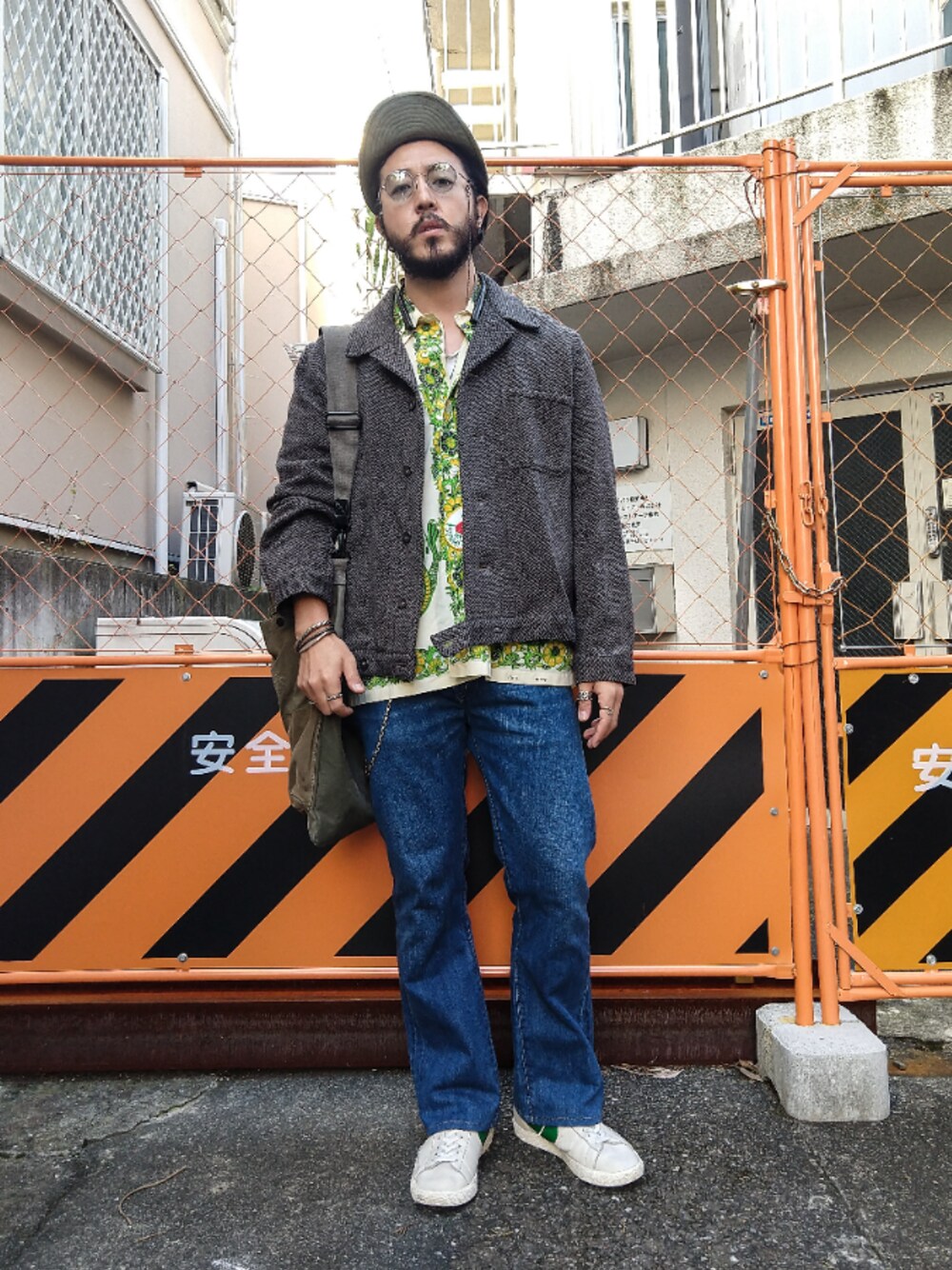 「スニーカー、ジャケット、キャップ、めがね、サングラス、デニムパンツ、ブーツカットパンツ、アロハシャツ、ナイキブレーザー、跳ね上げキャップ」｜「Nigel Cabournのアイテム（キャップ、グリーン系）」を使った、crementyさん（メンズ・172cm）の秋コーディネートの1枚目の写真