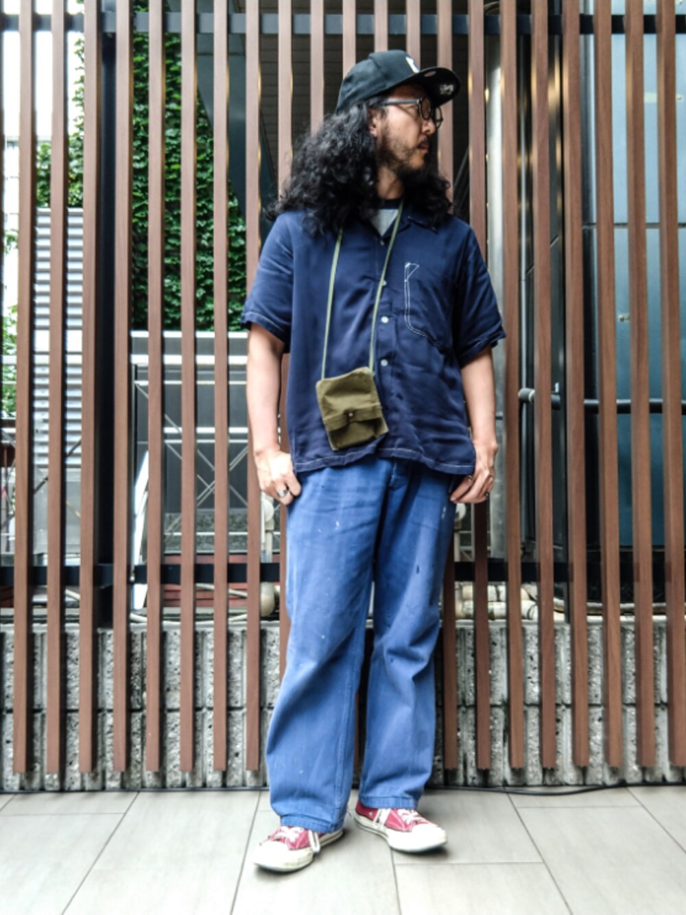 「夏、めがね、大人カジュアル、コンバース オールスター、半袖シャツ、開襟シャツ、レーヨンシャツ、キャツプ、ユニバーサルオーバーオール、フランス　ワークパンツ」｜「Carharttのアイテム（キャップ、ブラック系）」を使った、crementyさん（メンズ・172cm）の夏コーディネートの1枚目の写真