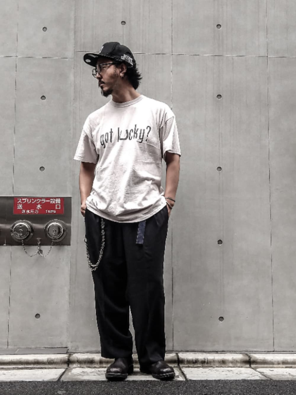 「vintage、キャップ、Tシャツ、WEAR、ヴィンテージ、眼鏡、ootd、ﾌﾞﾗｯｸﾊﾟﾝﾂ、雨の日コーデ、髭」｜「Blundstoneの【Blundstone(ブランドストーン)】サイドゴアブーツ　MEN（ブーツ、ブラウン系）」を使った、crementyさん（メンズ・172cm）の夏コーディネートの1枚目の写真