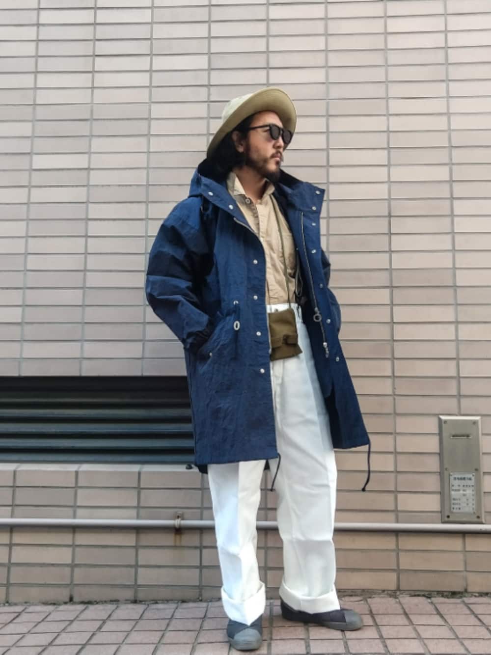 「スニーカー、ビッグシルエット、パーカー、サングラス、ハット、ホワイトパンツ、秋コーデ、ネイビーコート、ｺﾞﾘﾗｶｯﾄ、グローゼル加工」｜「Nigel Cabournのアイテム（ハット、ベージュ系）」を使った、crementyさん（メンズ・172cm）の秋コーディネートの1枚目の写真
