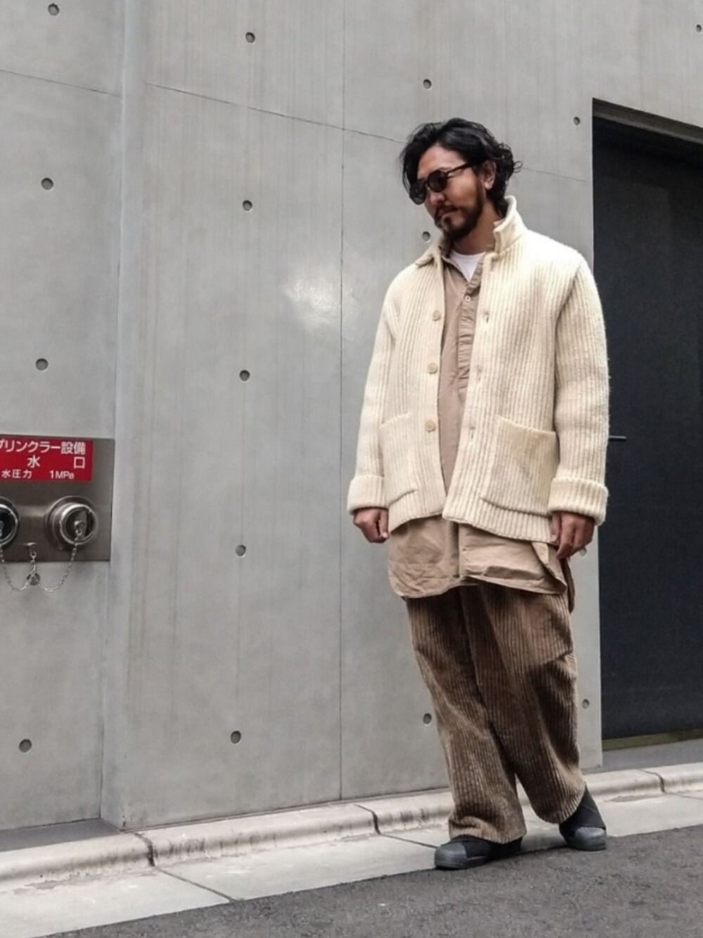 「ootd、ニットジャケット、ニット、アゼアミニット、秋冬コーデ、ホワイト×ベージュ、ワイドコール、太畝コーデュロイ、コーデュロイ、ワイドパンツ」｜「A.D.S.R.の【PULP】A.D.S.R. / エーディーエスアール OCEAN（サングラス、ブラック系）」を使った、crementyさん（メンズ・172cm）の秋コーディネートの1枚目の写真
