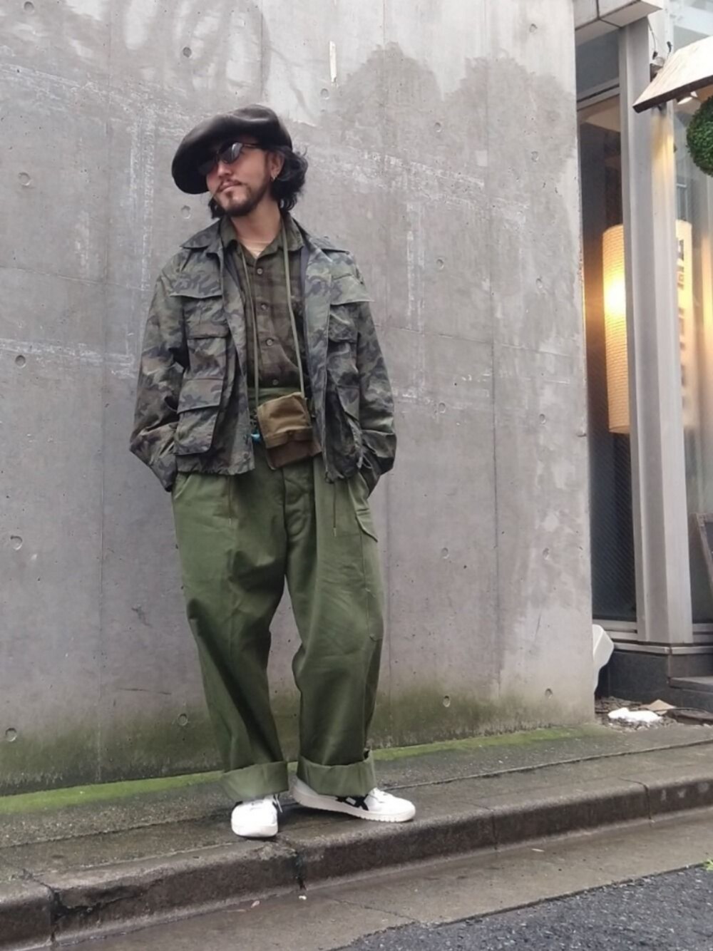 「ビッグシルエット、冬コーデ、スニーカーコーデ、ミリタリージャケット、ハンチング、ootd、シンプルコーデ、アシックスタイガー、ジャングルファティーグ、ハンチングベレー帽」｜「SOLARIS

のアイテム（キャスケット、ブラウン系）」を使った、crementyさん（メンズ・172cm）の秋コーディネートの1枚目の写真