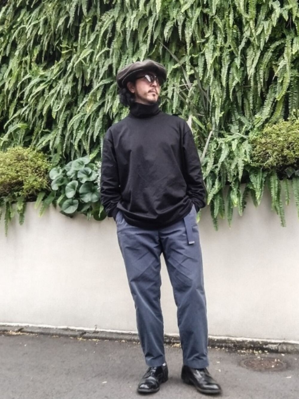 ブラック系のその他シューズ、ブルー系のその他パンツ、ホワイト系のTシャツ/カットソーを着用したメンズの冬コーディネートの1枚目の写真