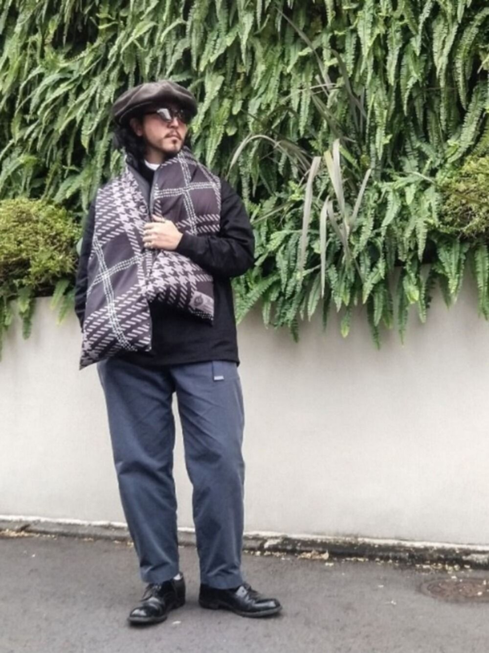 ホワイト系のTシャツ/カットソー、ブルー系のその他パンツ、ブラック系のその他シューズを着用したメンズの冬コーディネートの1枚目の写真