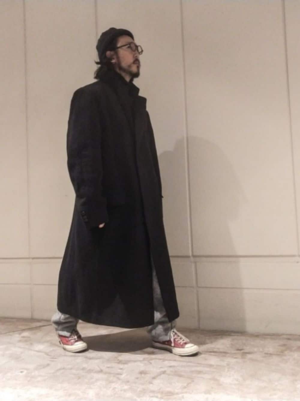 「スウェットパンツ、ブラック、チェスターコート、ニット帽、ロングコート、UNUSED、映画、レオン、イスラムワッチ、crementy」｜「jins☓Michele de lucchiのアイテム（メガネ、ブラック系）」を使った、crementyさん（メンズ・172cm）の冬コーディネートの1枚目の写真