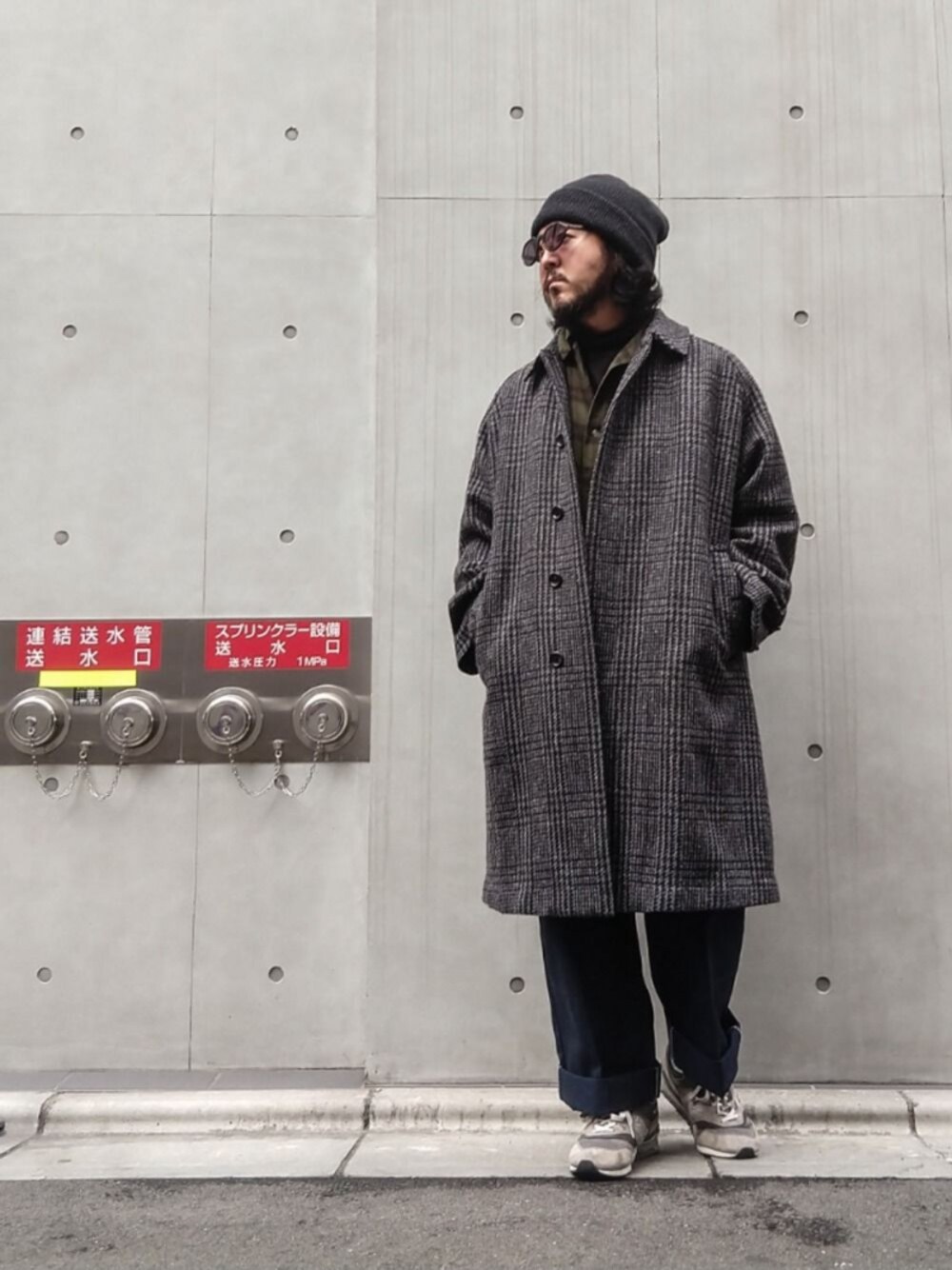 「コート、スニーカー、ニット帽、サングラス、NEWBALANCE、冬コーデ、キレイめ、ANATOMICA、アナトミカ、シングルラグラン」｜「FLAMANDのアイテム（ニットキャップ/ビーニー、ブラック系）」を使った、crementyさん（メンズ・172cm）の冬コーディネートの1枚目の写真