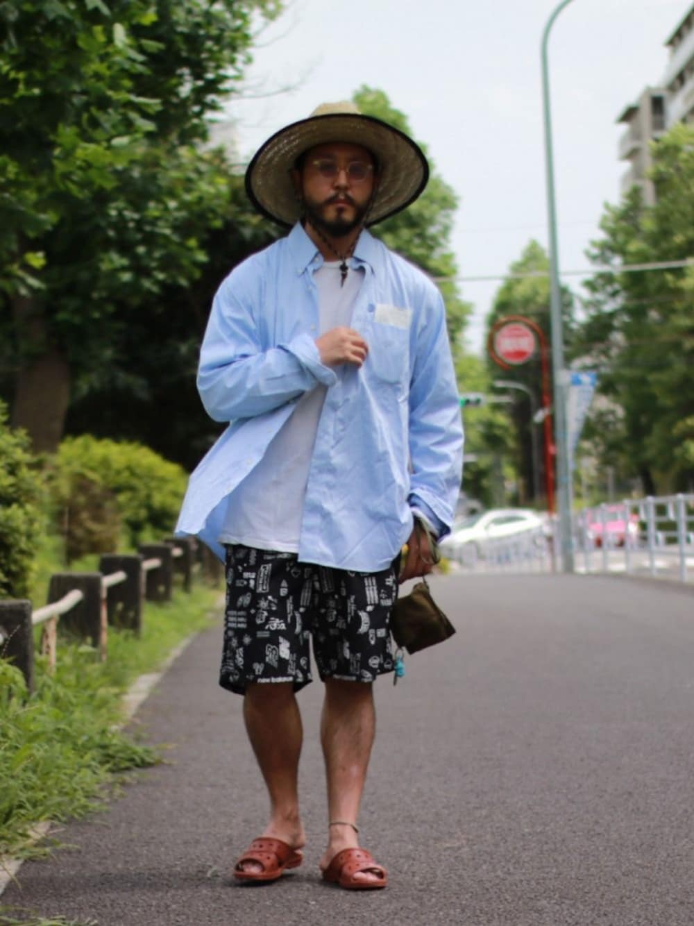 「ハーフパンツ、むぎわら帽子、麦わらハット、柄パンツ、シャツスタイル、シャツ、サックスブルー、便所サンダル、サングラス、crementy_outfit」｜「rip curlのストローハット（ハット、ベージュ系）」を使った、crementyさん（メンズ・172cm）の夏コーディネートの1枚目の写真