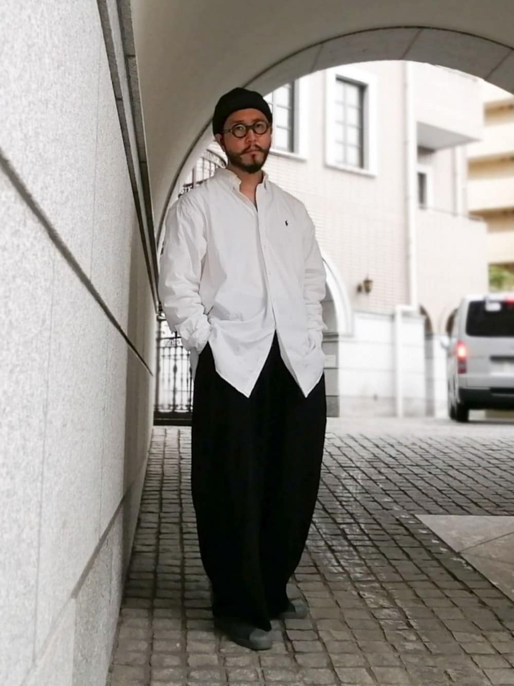 「ワイドパンツ、きれいめカジュアル、リラックススタイル、ツートーンコーデ、白黒、白黒コーデ、,ライオン堂、シャツスタイル、イスラムワッチ、オーバーサイズ」｜「Mr.fatmanのアイテム（帽子、ブラック系）」を使った、crementyさん（メンズ・172cm）の夏コーディネートの1枚目の写真