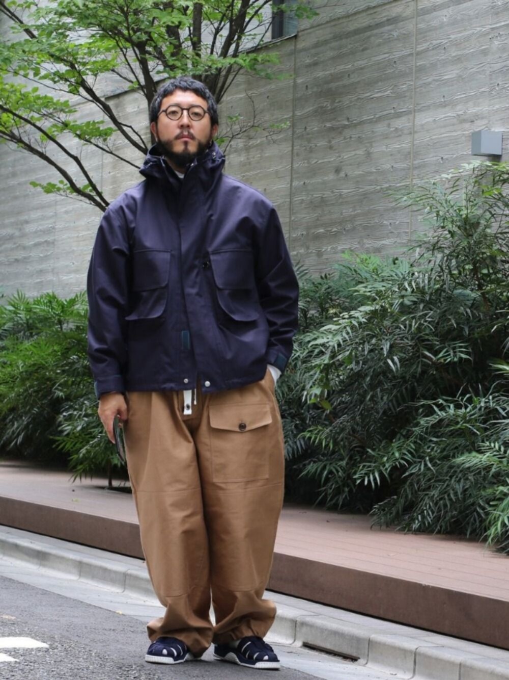 ブルー系のジャケット/アウター、ホワイト系のTシャツ/カットソー、ベージュ系のその他パンツを着用したメンズの夏コーディネートの1枚目の写真
