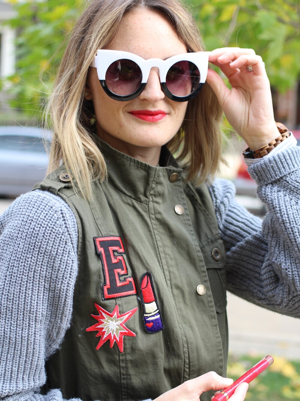 ブラック系のサングラスを着用したレディースの春コーディネートの1枚目の写真