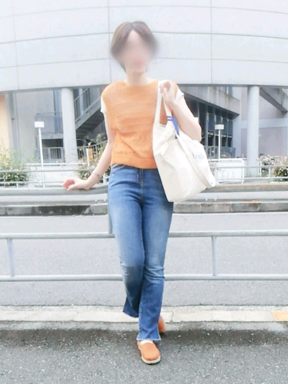 イエロー系のニット/セーター、ベージュ系のTシャツ/カットソー、ブラウン系のその他シューズを着用したレディースの夏コーディネートの1枚目の写真