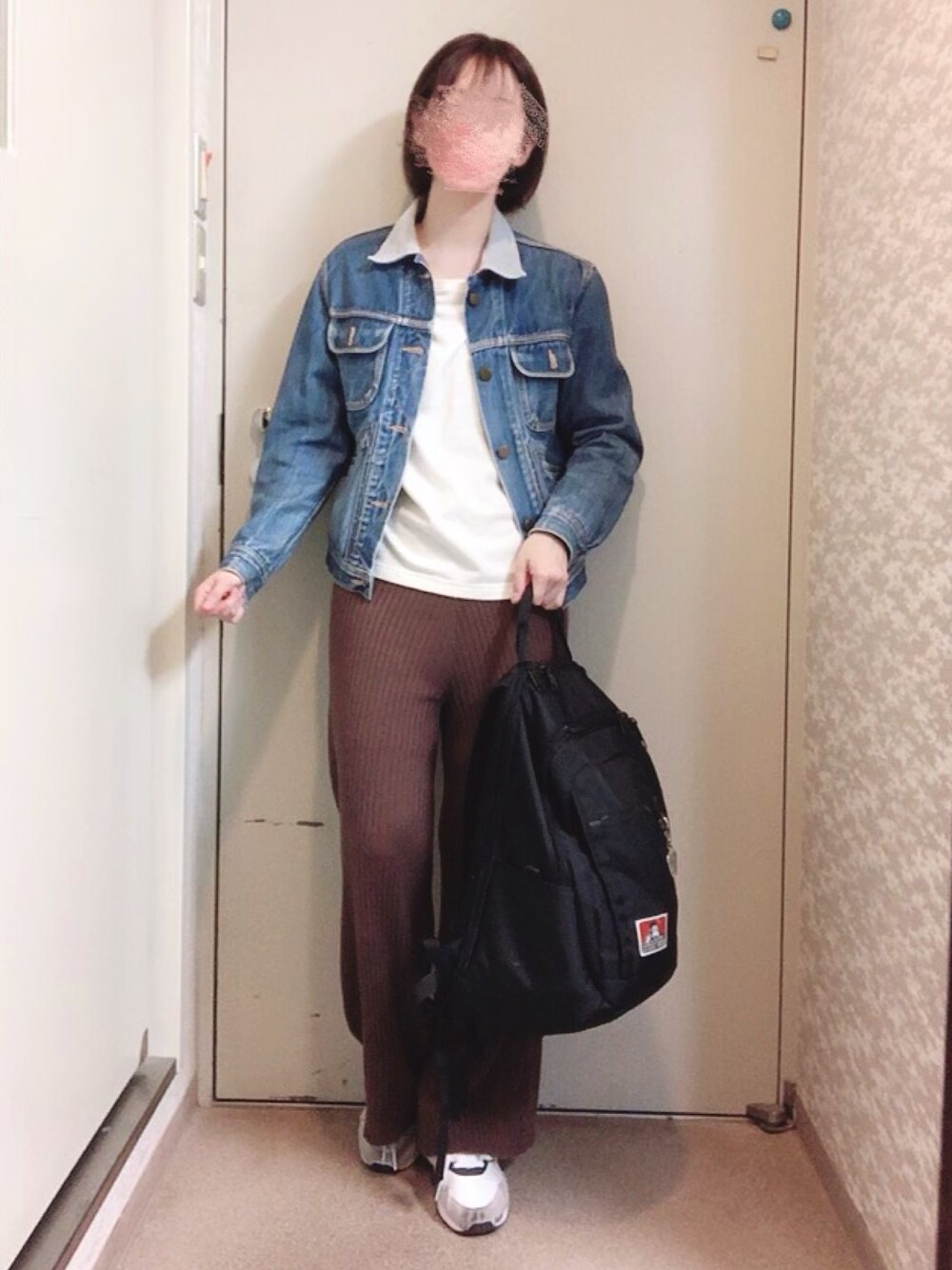 ブルー系のデニムジャケット、ホワイト系のTシャツ/カットソー、ブラウン系のパンツを着用したレディースの春コーディネートの1枚目の写真