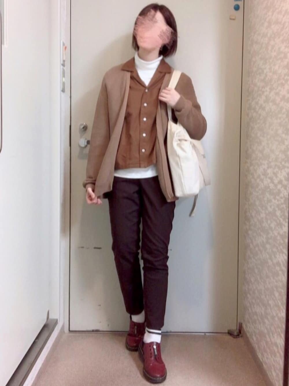 レッド系のその他パンツ、レッド系のシューズ、ホワイト系のTシャツ/カットソーを着用したレディースの春コーディネートの1枚目の写真